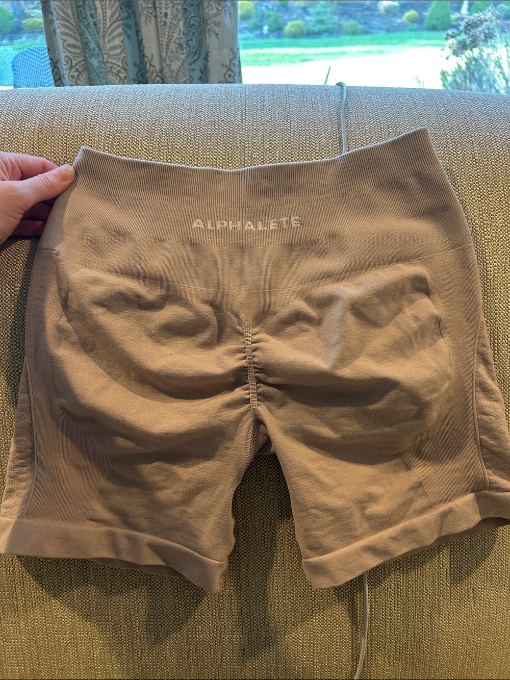 Alphalete contour shorts in beige/light peach